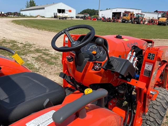 Image of Kubota L3902HST equipment image 4