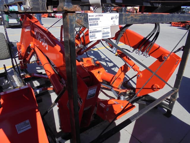 Image of Kubota LA1065 equipment image 2