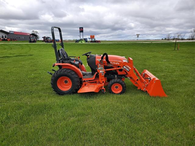 Image of Kubota LX2610HSD equipment image 4