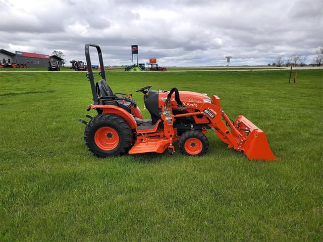 Image of Kubota LX2610HSD equipment image 4