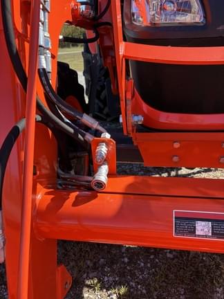Image of Kubota M4-071 equipment image 4