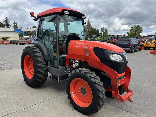 Image of Kubota M4N-071 equipment image 3