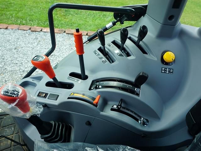 Image of Kubota M5-091 equipment image 3