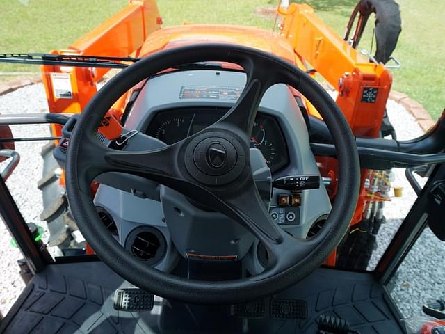 Image of Kubota M5-111 equipment image 4