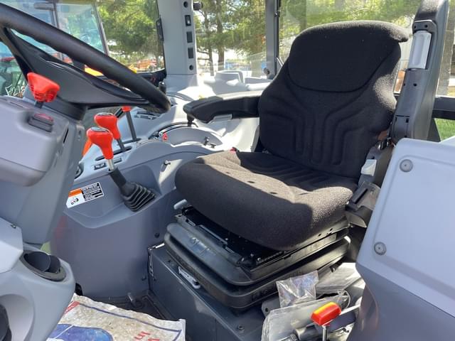 Image of Kubota M5-111 equipment image 4