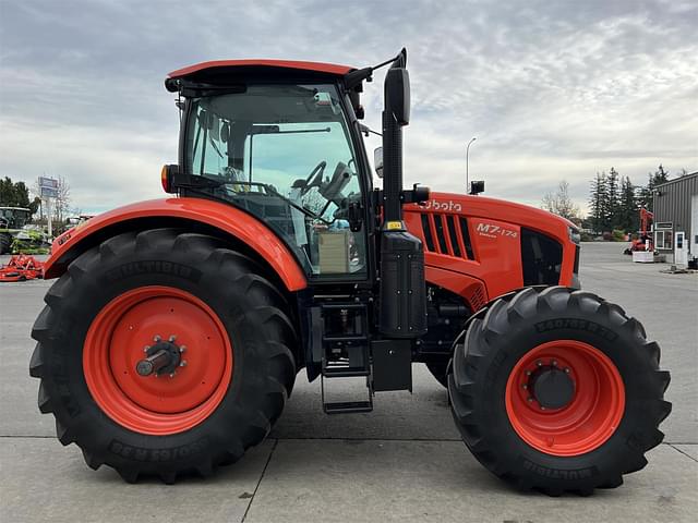 Image of Kubota M7-174 Deluxe equipment image 4