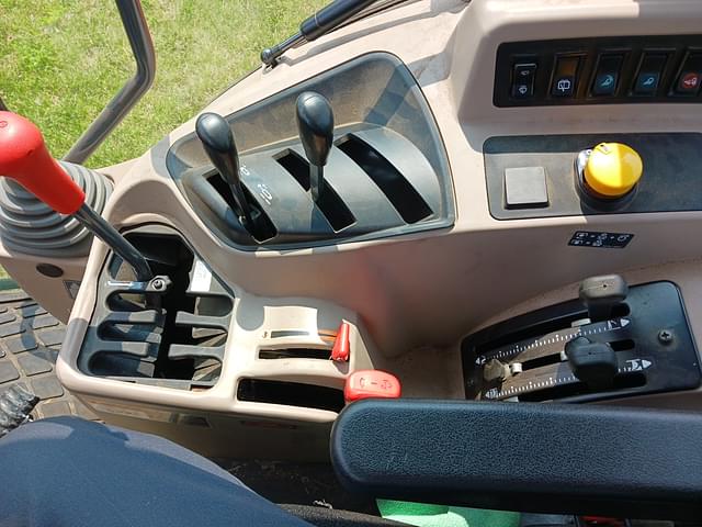 Image of Kubota M7060HD equipment image 3