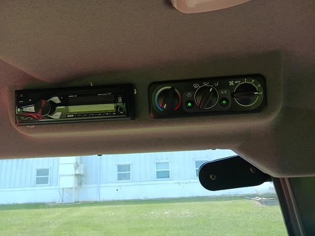 Image of Kubota M7060HD equipment image 4