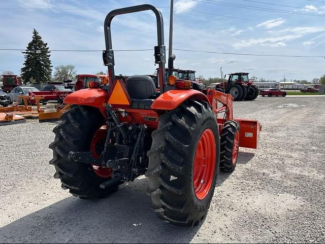 Image of Kubota M7060HD equipment image 2