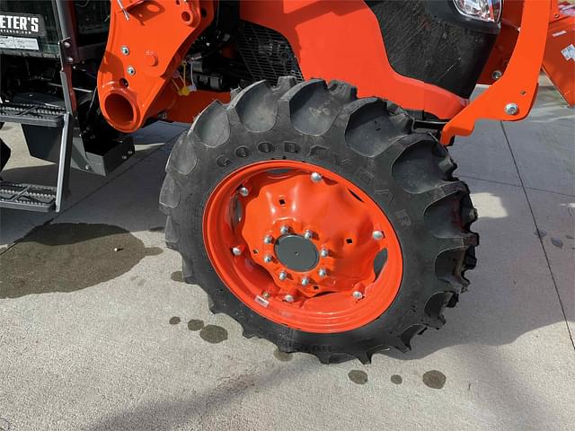 Image of Kubota M7060 equipment image 4