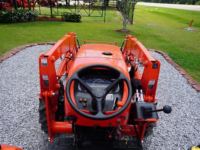 Image of Kubota MX5400DT equipment image 4