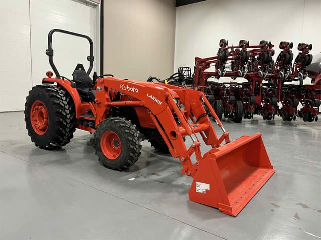Image of Kubota MX6000HST equipment image 4