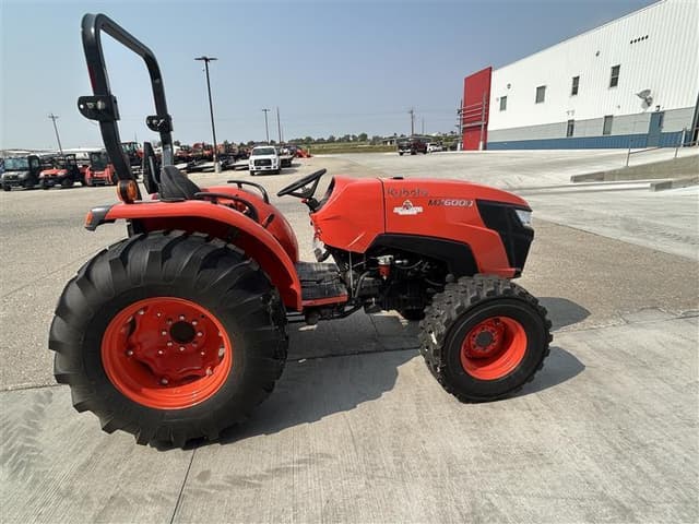 Image of Kubota MX6000HST equipment image 2