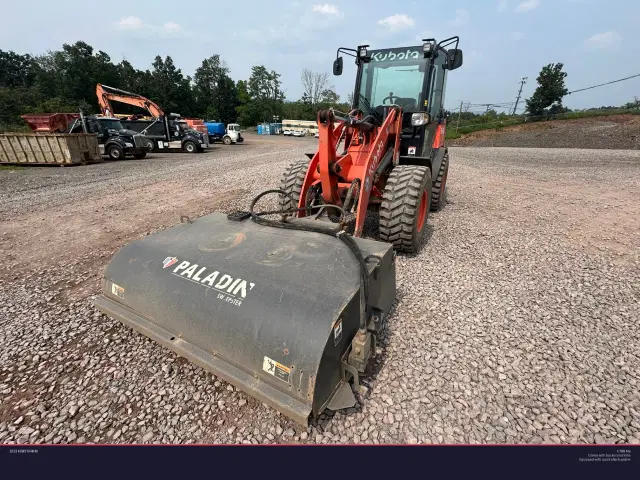 Image of Kubota R640 equipment image 2
