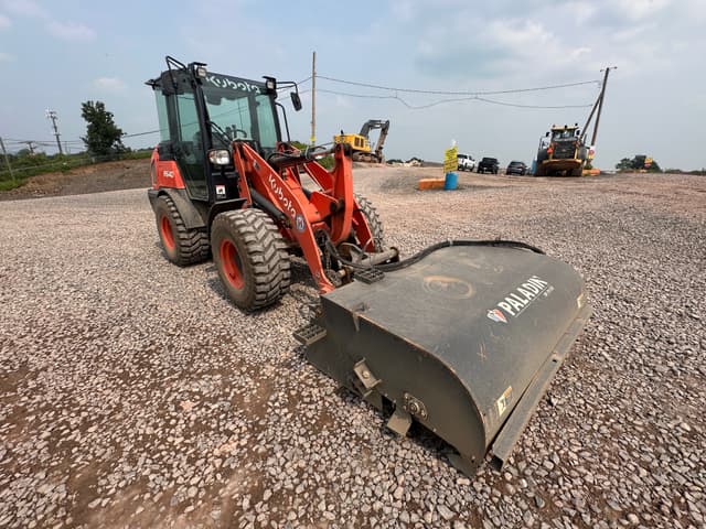 Image of Kubota R640 equipment image 4