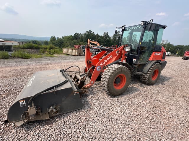 Image of Kubota R640 equipment image 1