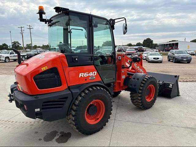 Image of Kubota R640 equipment image 4