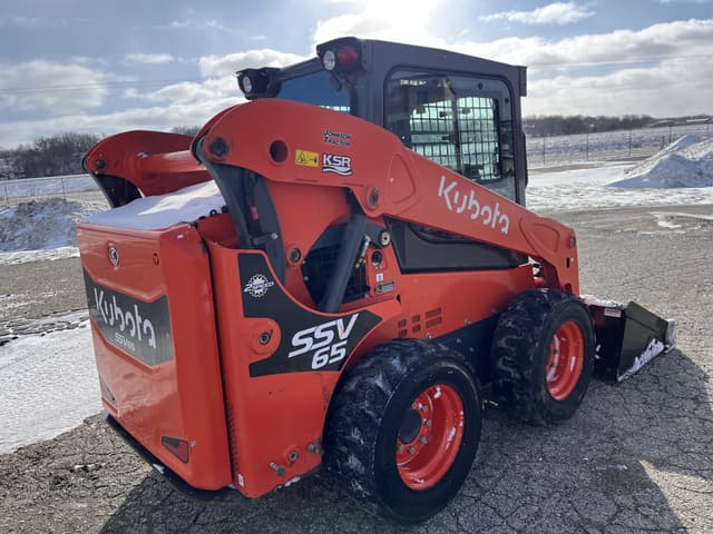 Image of Kubota SSV65 equipment image 3