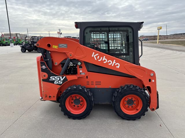 Image of Kubota SSV65 equipment image 4