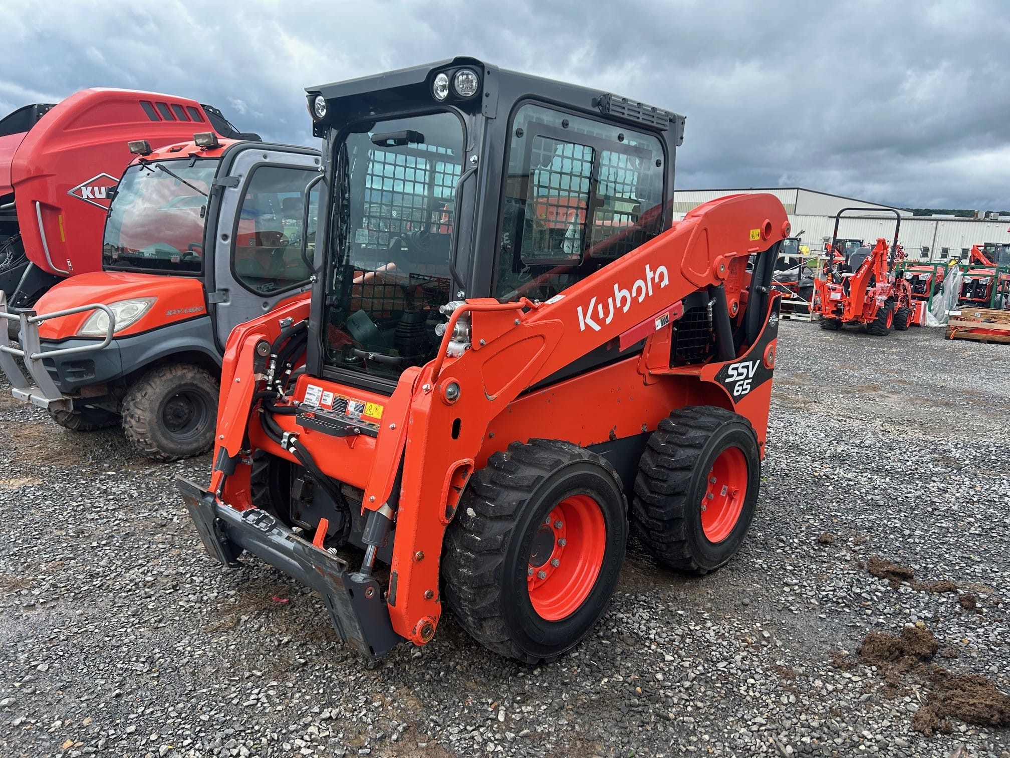 2023 Kubota SSV65PHC Equipment Image0