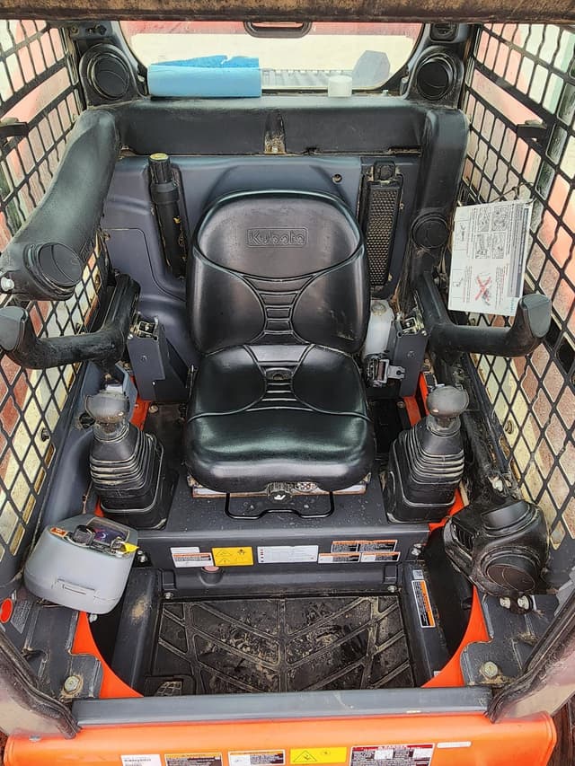 Image of Kubota SSV75 equipment image 4