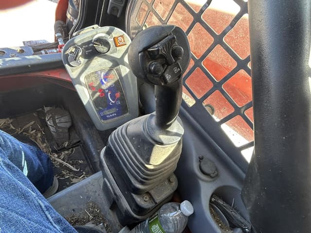 Image of Kubota SSV75 equipment image 3