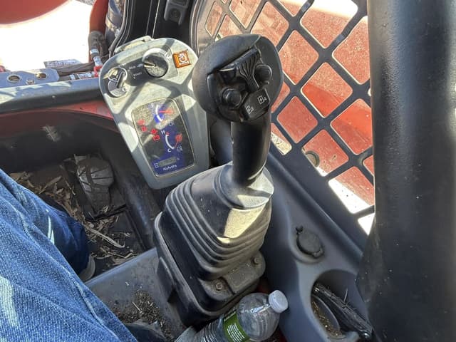 Image of Kubota SSV75 equipment image 2