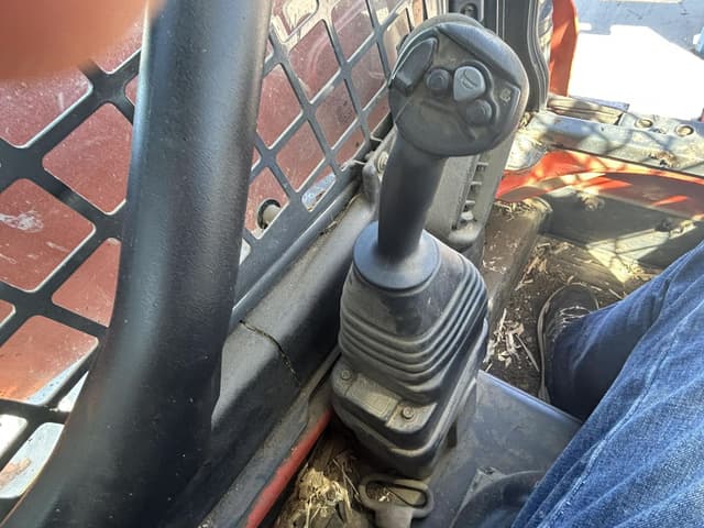 Image of Kubota SSV75 equipment image 4