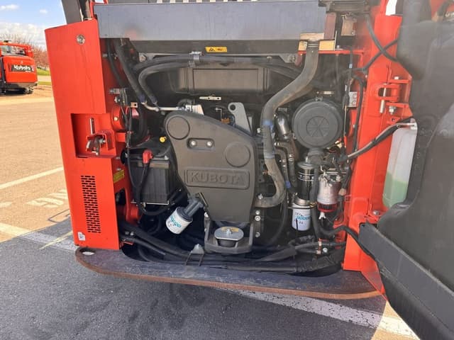 Image of Kubota SSV75HC equipment image 4