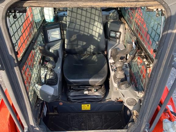Image of Kubota SSV65 equipment image 4