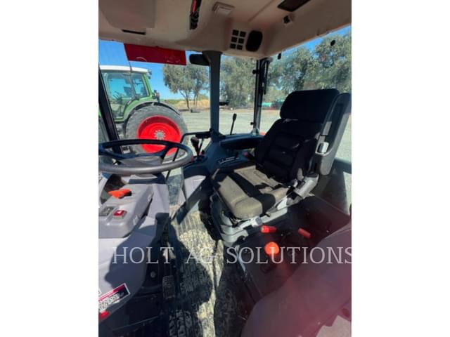 Image of Kubota M6S-111DTC equipment image 4