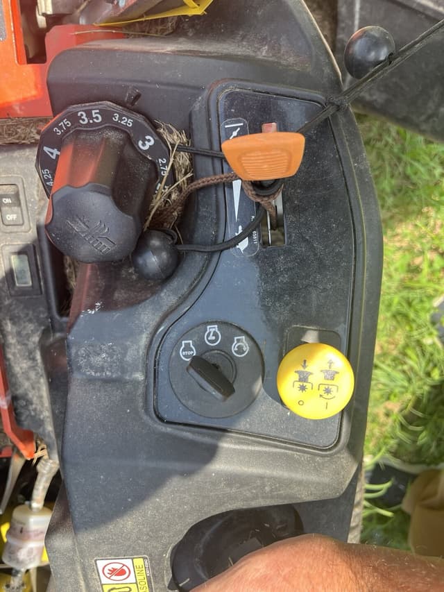 Image of Kubota Z231 equipment image 4