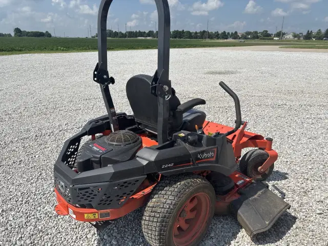 Image of Kubota Z242KW-48 equipment image 2
