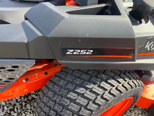 Image of Kubota Z252KH-54 equipment image 4
