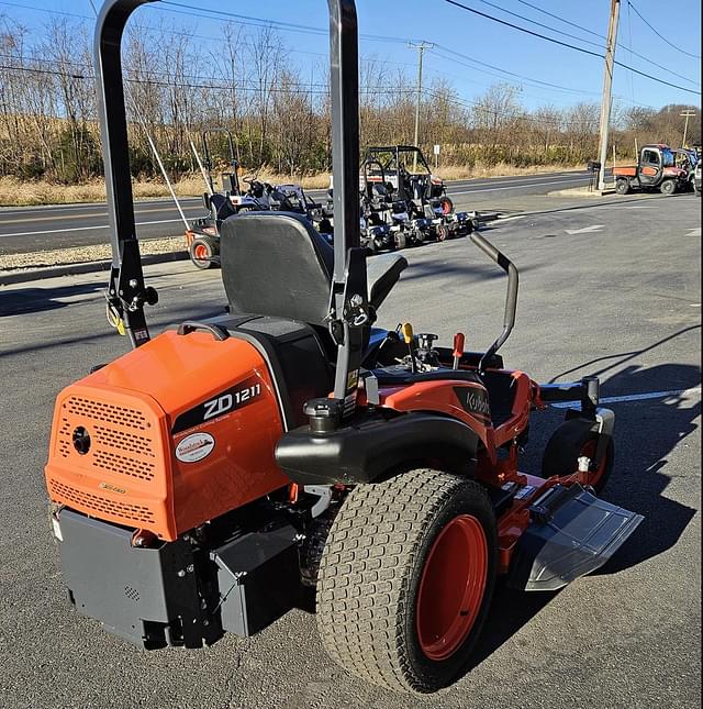 Image of Kubota ZD1211 equipment image 3