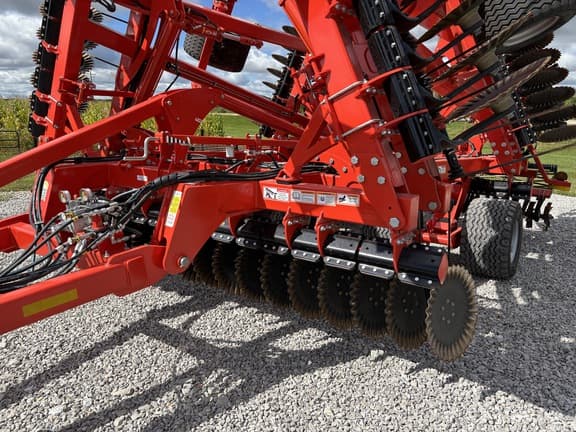 Image of Kuhn Krause Interceptor 8055 equipment image 1