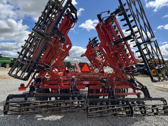 Image of Kuhn Krause Interceptor 8055 equipment image 4