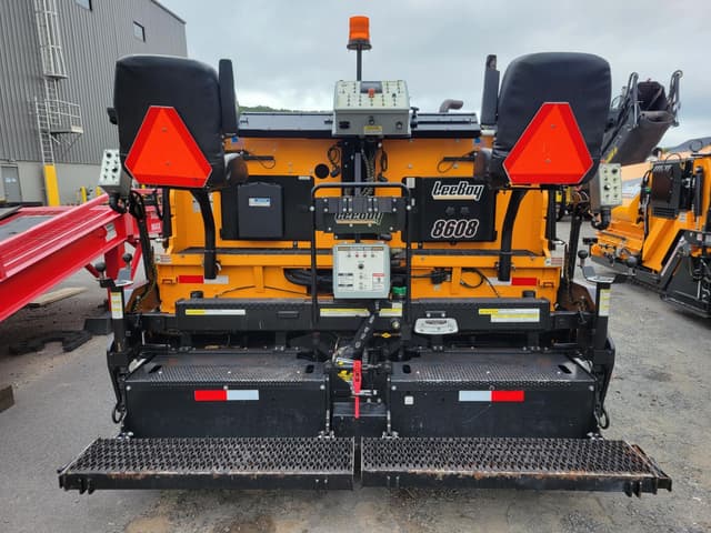 Image of LeeBoy 8608 equipment image 4