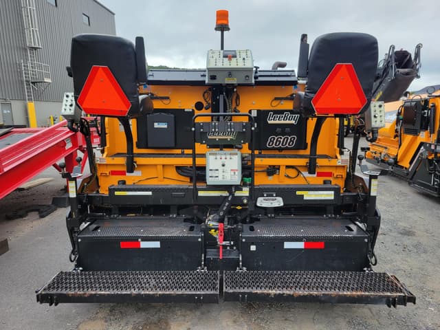 Image of LeeBoy 8608 equipment image 4