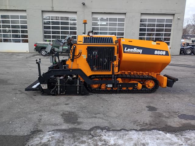 Image of LeeBoy 8608 equipment image 2