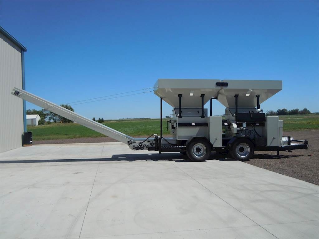 2024 Lone Star 16X52 DBL Equipment Image0