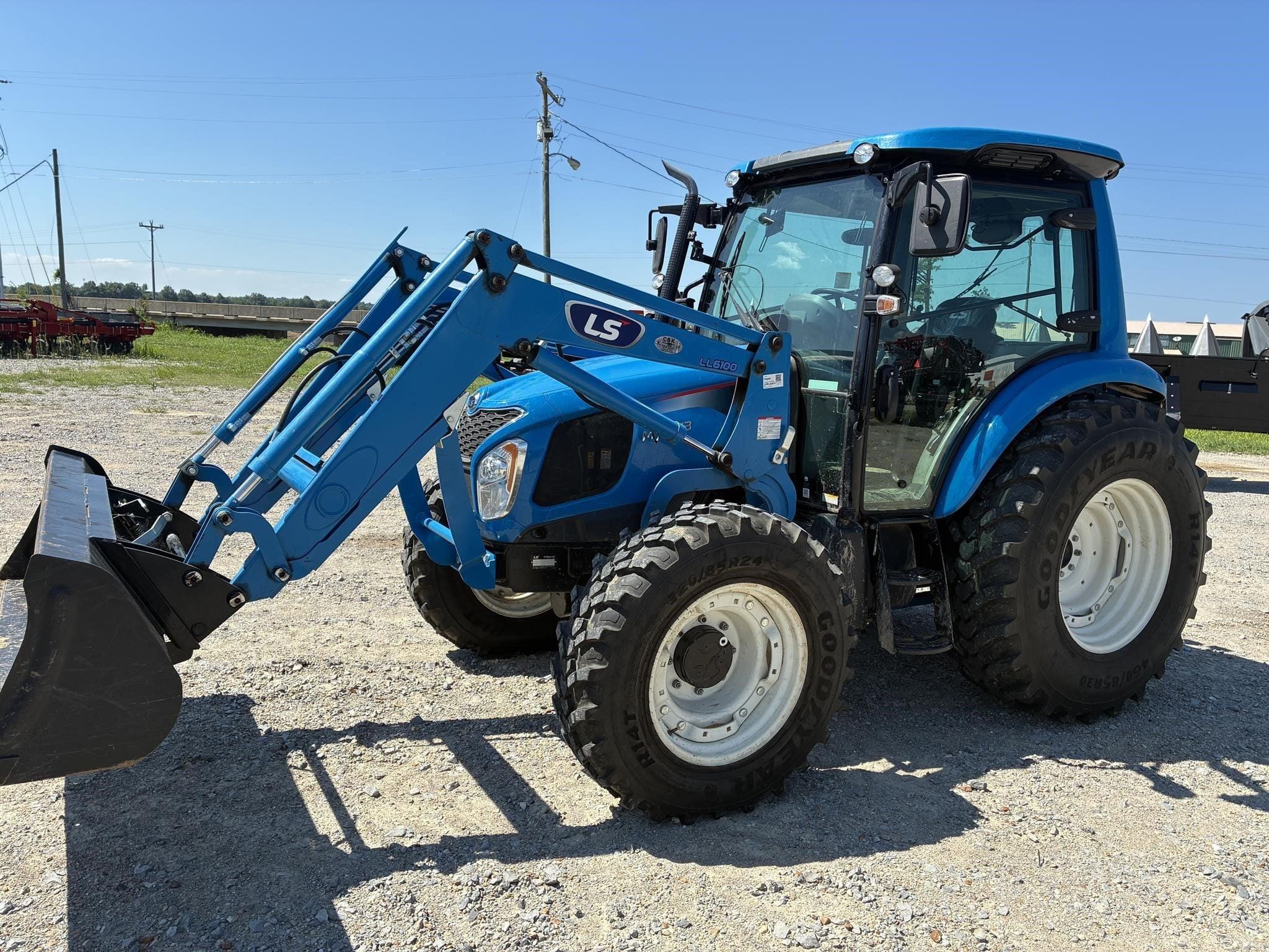 2023 LS MT573 Equipment Image0