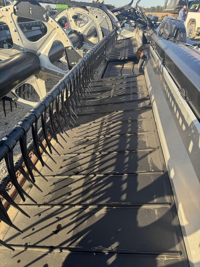 Image of MacDon FD235 equipment image 2