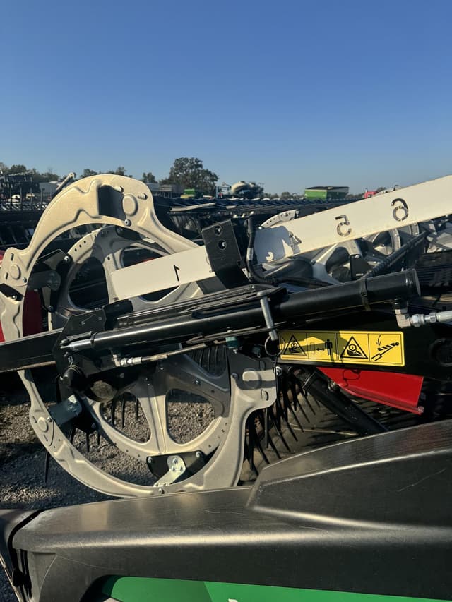 Image of MacDon FD235 equipment image 3