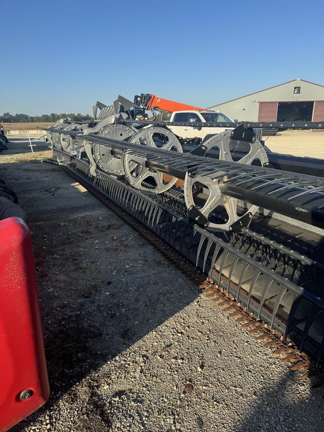 Image of MacDon FD235 equipment image 4