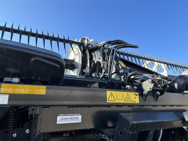 Image of MacDon FD240 equipment image 4