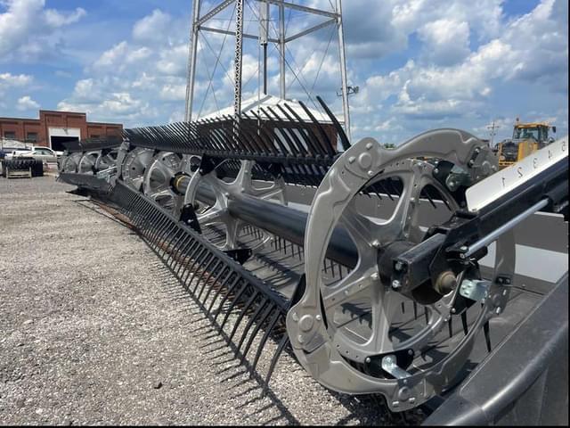 Image of MacDon FD240 equipment image 2