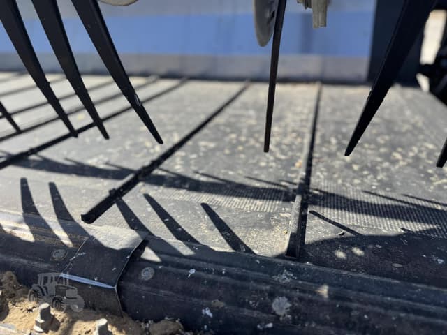 Image of MacDon FD240 equipment image 2