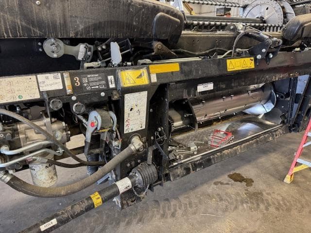 Image of MacDon FD245 equipment image 4