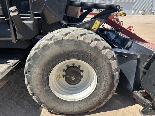 Image of MacDon M1240 equipment image 2